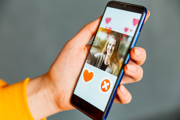 Tinder 右滑晚上有戲的紫微斗數命盤